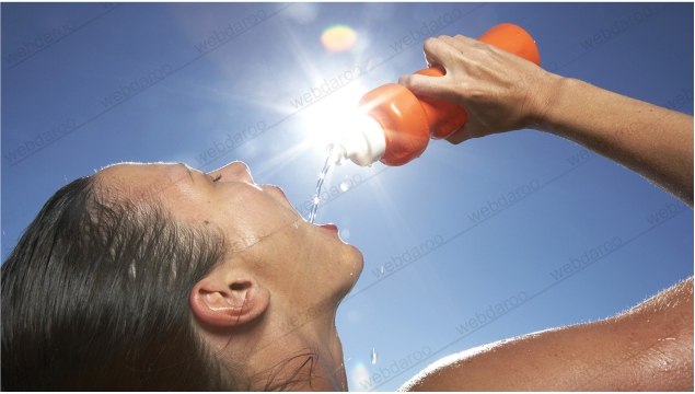جلوگیری از خشکی پوست با نوشیدن آب کافی 